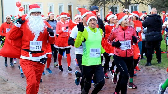Puławy: Mikołaje na sportowo. Biegali i pomagali [zdjęcia, wideo]