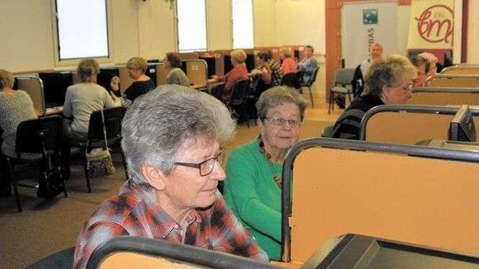 Puławy: Młodzi informatycy przewodnikami seniorów po sieci