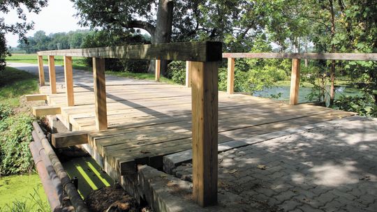 Puławy: Mostek przez łachę wiślaną odzyskuje historyczny wygląd