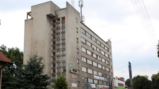 Puławy. Najbrzydszy biurowiec w mieście na sprzedaż. Znana restauracja także