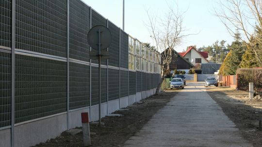 Puławy: Niechciany ekran akustyczny już stoi. Co na to mieszkańcy?