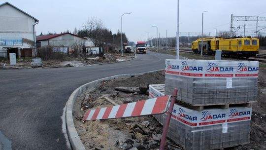 Puławy: Nowy asfalt przy torach. Łącznik na finiszu [zdjęcia]