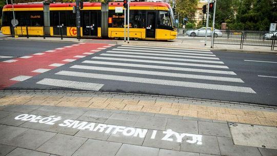 Puławy: "Odłóż smartfon i żyj!" - takich napisów nie będzie