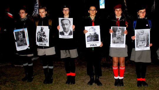 Puławy pamiętają o Niezłomnych, znicze i portrety bohaterów [wideo]