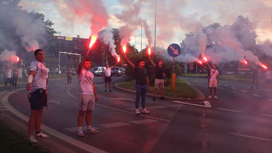Puławy pamiętają o powstaniu. Syreny, race, flagi, hymn i wstrzymany ruch w centrum