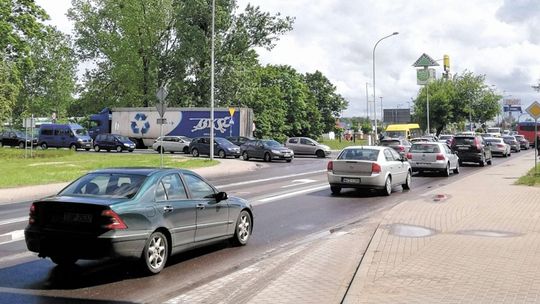 Puławy: Po zamknięciu mostu na ul. Dęblińskiej tworzą się duże korki. Sklepy muszą przestroić światła