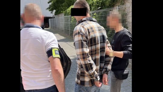 Puławy: Policjanci patrzyli, jak włamywał się do fiata