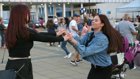 Puławy. Potańcówka na placu. Zdjęcia