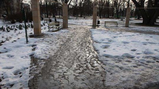 Puławy: Radni nie chcą się zająć grzęzawiskiem na Skwerze Niepodległości