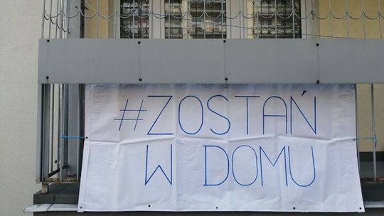 Puławy: Radny namawia do pozostania w domach, wywiesił transparent 