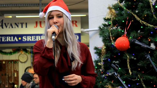 Puławy: Rodzimy handel i kolędy na żywo w hali targowej. Pierwszy taki jarmark [zdjęcia]