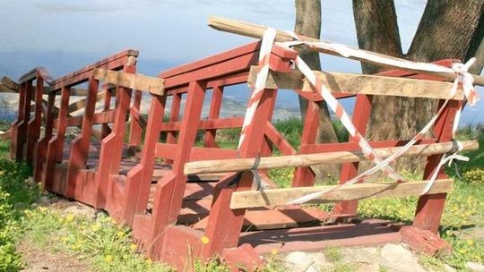 Puławy: Schody na bulwarze wiślanym poddały się wandalom