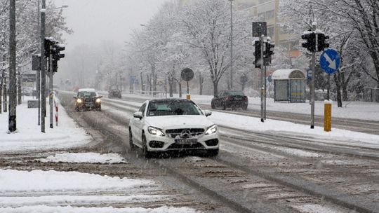 Puławy: Seria kolizji na drogach powiatu. Śniegu nadal przybywa