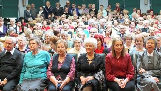 Puławy: Sesja zdjęciowa seniorów na 25-lecie UTW