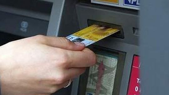 Puławy: Skanują karty w bankomacie i przelewają pieniądze