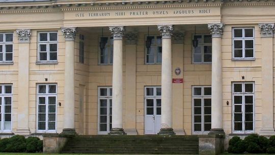 Puławy: Śmiecą i piją przy zabytkowym pałacu