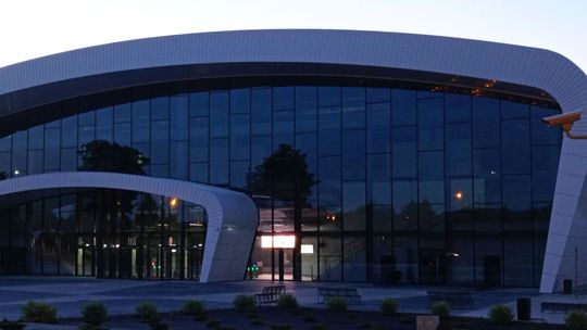 Puławy. Telebim świeci w pustej hali. Dlaczego?