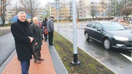 Puławy: Ul. Norwida otwarta, radni machali kierowcom