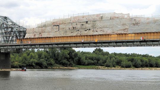 Puławy: Uważaj kajakarzu, sypie się z mostu