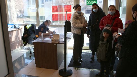 Puławy. W urzędzie kolejki po PESEL. Pomagają elektroniczni tłumacze