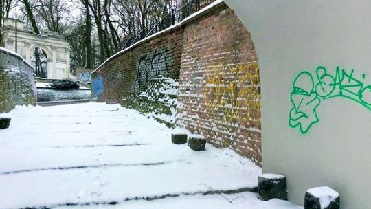 Puławy: Wandal pomazał zabytkową kładkę z XVIII wieku