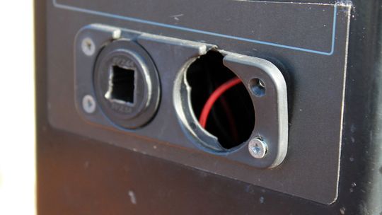 Puławy: Wandale wyrwali gniazda do ładowania telefonów