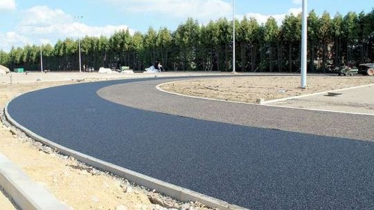 Puławy: Wylewają bieżnię, układają chodniki. Będą boiska