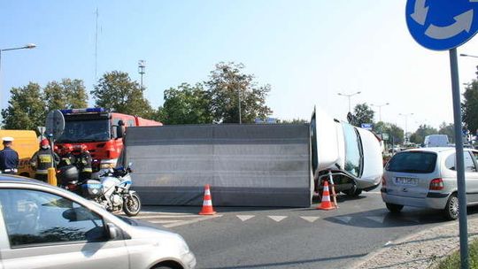 Puławy. Za szybko na rondzie. Samochód dostawczy przewrócił się na bok