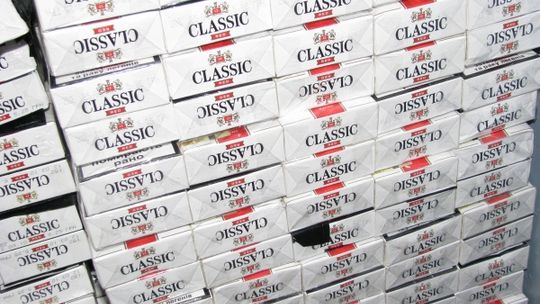 Puławy: Zbierali nielegalne papierosy wyrzucone z pociągu