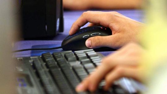 Puławy zbudowały sieć światłowodów. Kablówka i szybki internet nadal w lesie