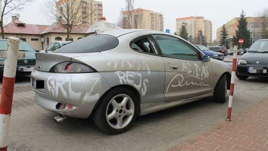 Puławy: Zdewastowany ford stoi na osiedlu