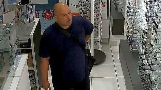 Puławy: Złodziej okularów nie zauważył kamer