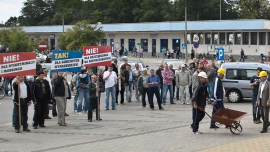 Puławy: Związkowcy jajkami obrzucili okna zarządu