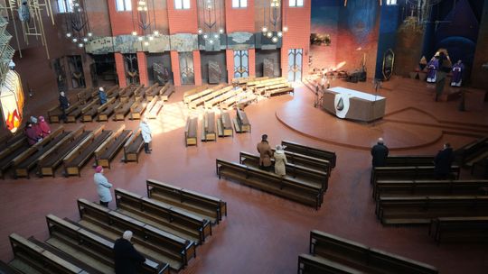 Puste kościoły w Lublinie w obawie przed koronawirusem. "Wierni bardzo dojrzale podeszli do problemu"