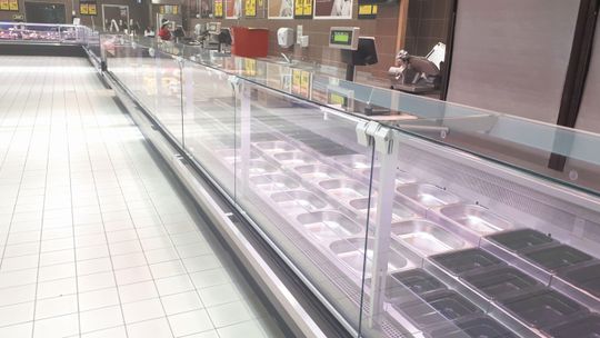 Puste półki w lubelskim markecie. Klienci pytają: Co się dzieje?