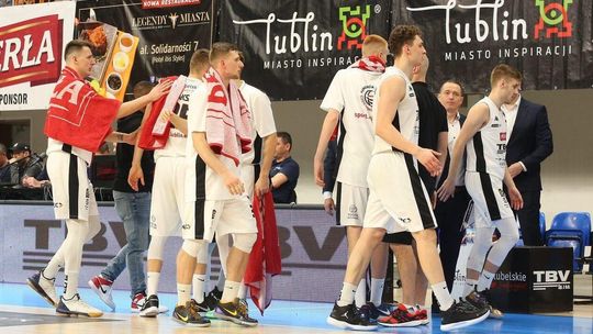 Puste trybuny na wielu arenach. Kolejne restrykcje związane z koronawirusem