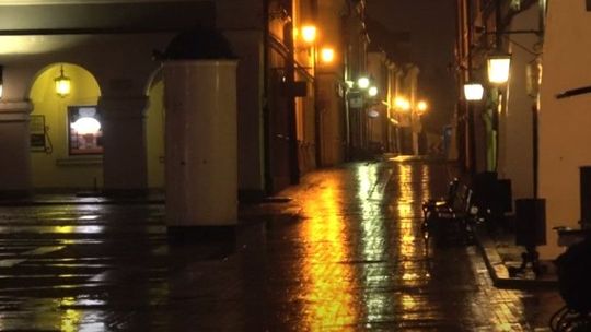Puste ulice Zamościa w sylwestrową noc [wideo]