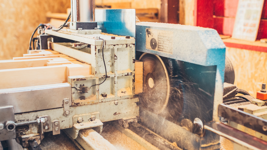 Pył w miejscu pracy – cichy wróg zdrowia. Jak się przed nim chronić?