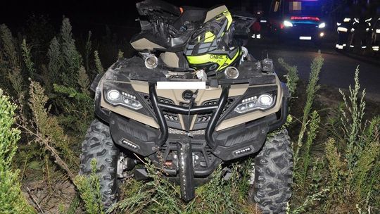 Quad wpadł w poślizg i zjechał do rowu. 52-latka trafiła do szpitala śmigłowcem LPR