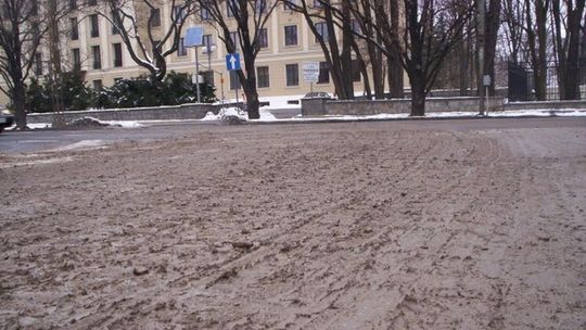 Racławickie: Błoto z budowy CSK na jezdni (zdjęcia)