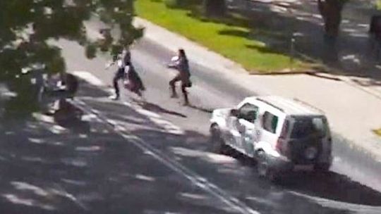 Racławickie: Wjechał w pieszą na przejściu. Wypadek nagrała kamera