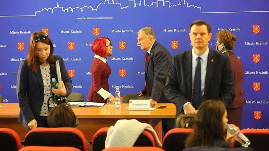 Rada Miasta Kraśnik wycofa się z petycji w sprawie sieci 5G? Zwołano sesję nadzwyczajną