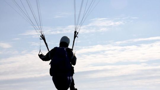 Radawiec: Skoczek spadochronowy zawisł na drzewie