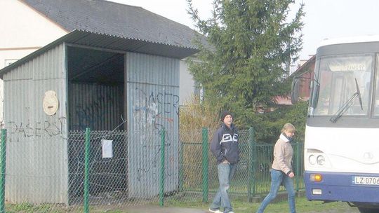 Radecznica: Mężczyzna ogrodził przystanek autobusowy siatką