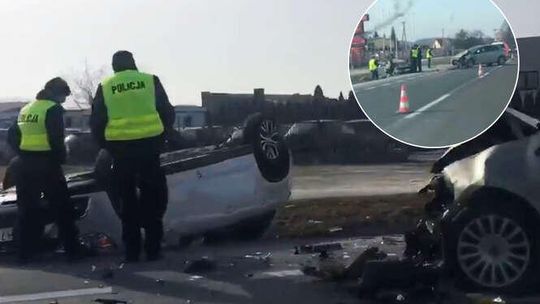 Radiowóz wymusił pierwszeństwo, doszło do wypadku. Mitsubishi dachowało [wideo]