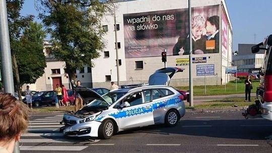 Radiowóz zderzył się z mercedesem. Policjant wymusił pierwszeństwo