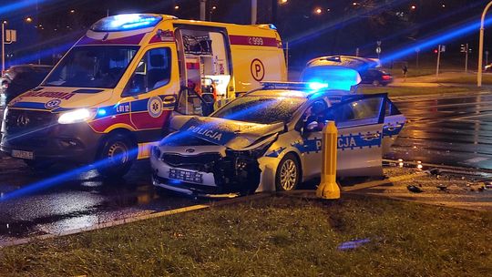 Radiowóz zderzył się z osobówką. Czyja wina?