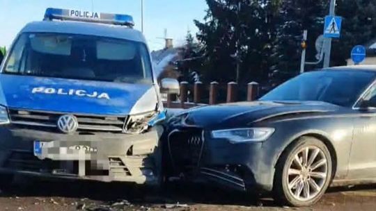 Radiowóz zderzył się z osobówką. Utrudnienia dla kierowców w Chełmie