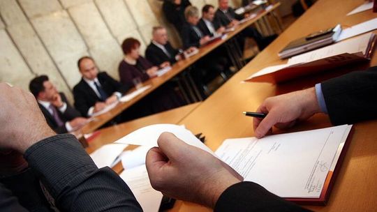 Radna będzie zapraszana na sesje. Ale czy uchwały będą ważne?