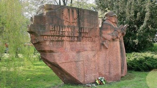 Radni chcieli usunięcia pomnika z polskim i radzieckim żołnierzem. Starosta go nie ruszy